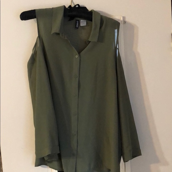 H&M Tops - Green cut out shoulder women’s top